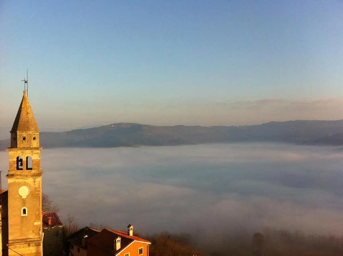 Hana Place Motovun 0*,